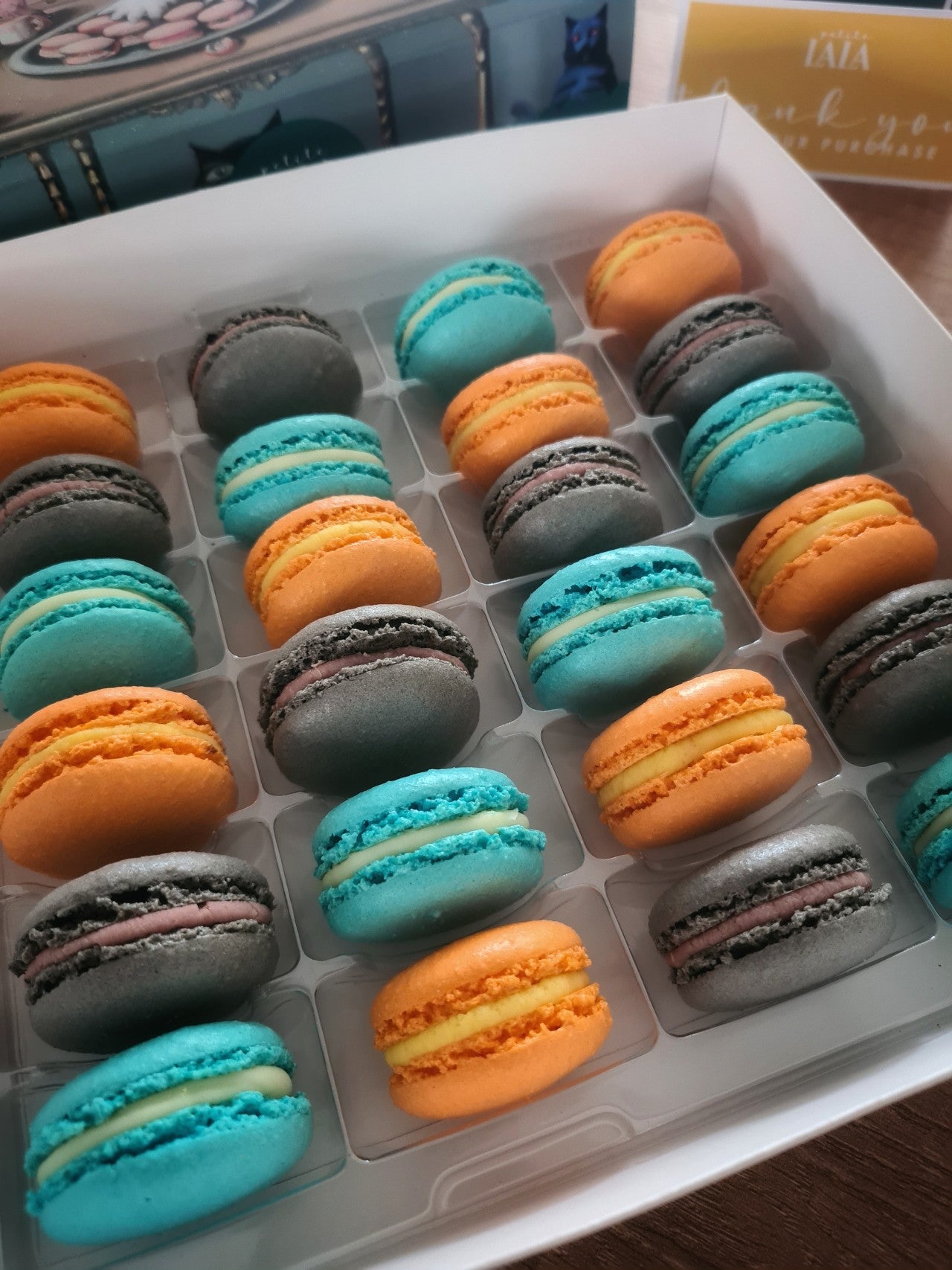 Box Macarons Surpriză