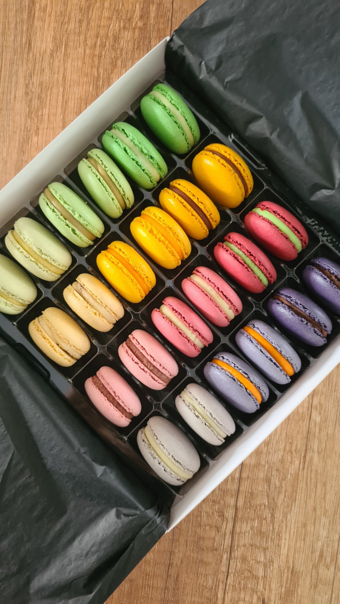 Box Macarons Surpriză