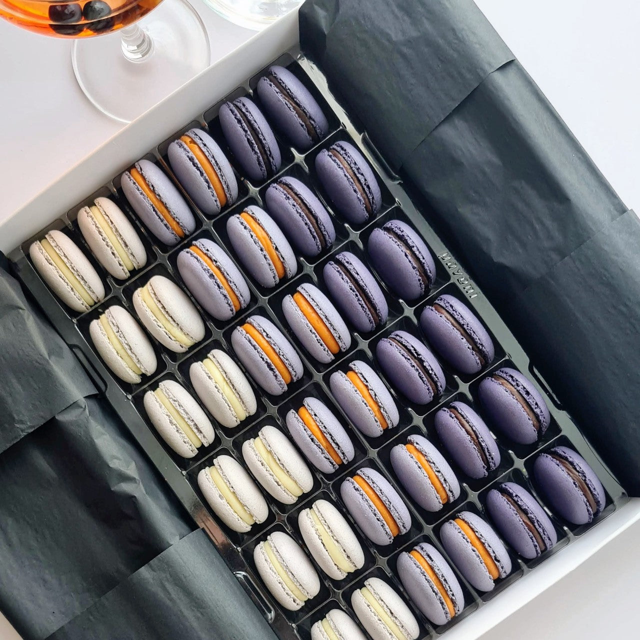 Box Macarons Surpriză